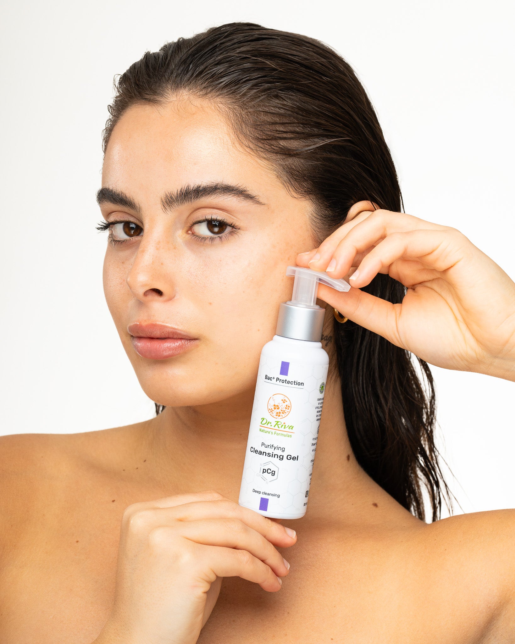 תמונה של אישה המחזיקה את ג'ל הניקוי המטהר