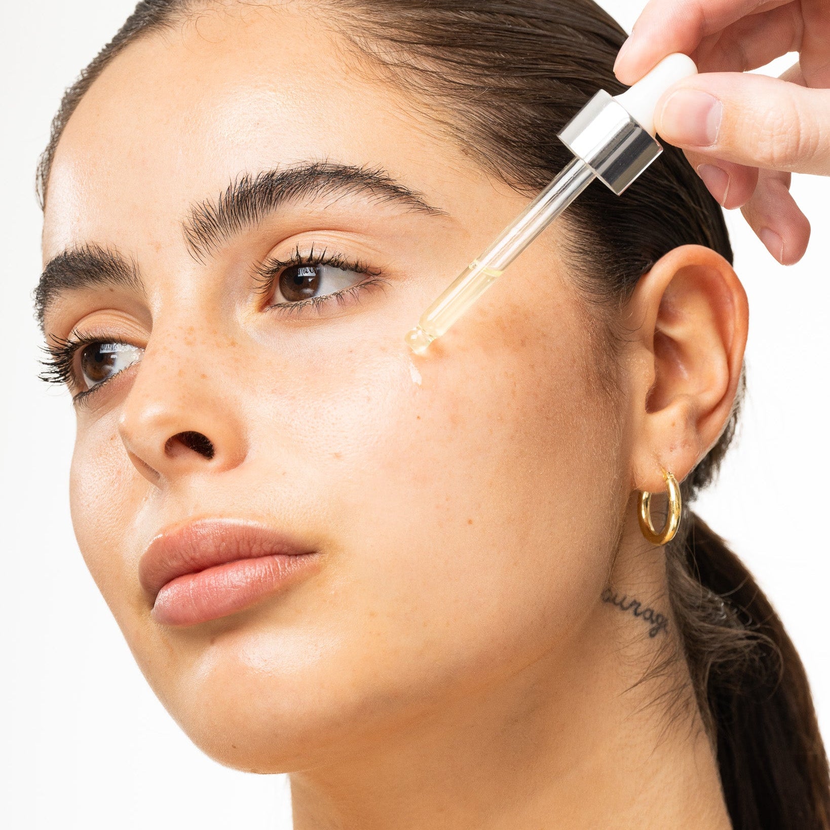 תמונה של אישה מורחת סרום פנים