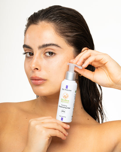 תמונה של אישה המחזיקה את ג'ל הניקוי המטהר