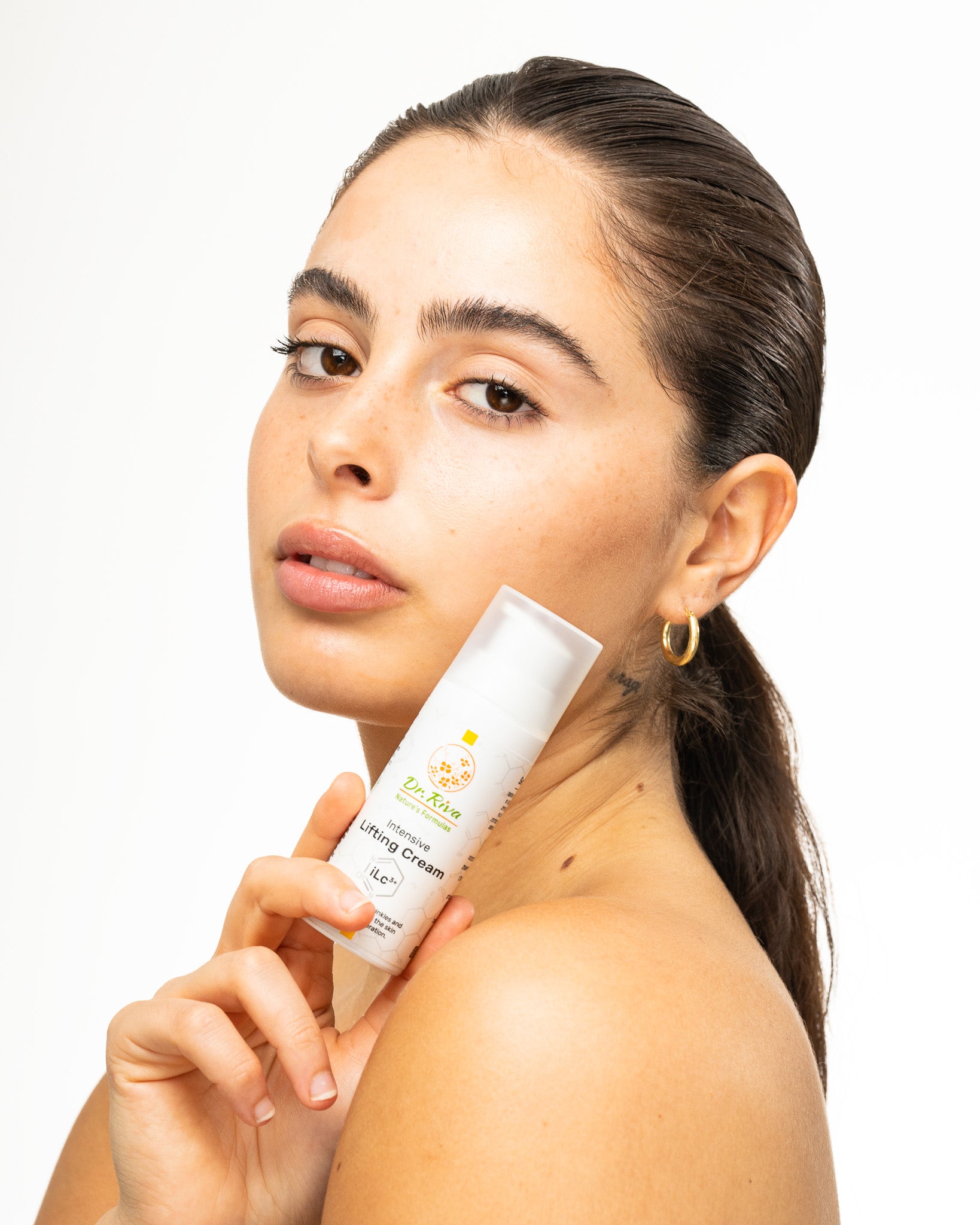 תמונה של אישה אוחזת בקרם הרמה אינטנסיבי